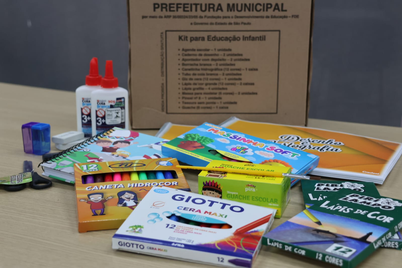 Prefeitura entrega kits para escolas municipais
