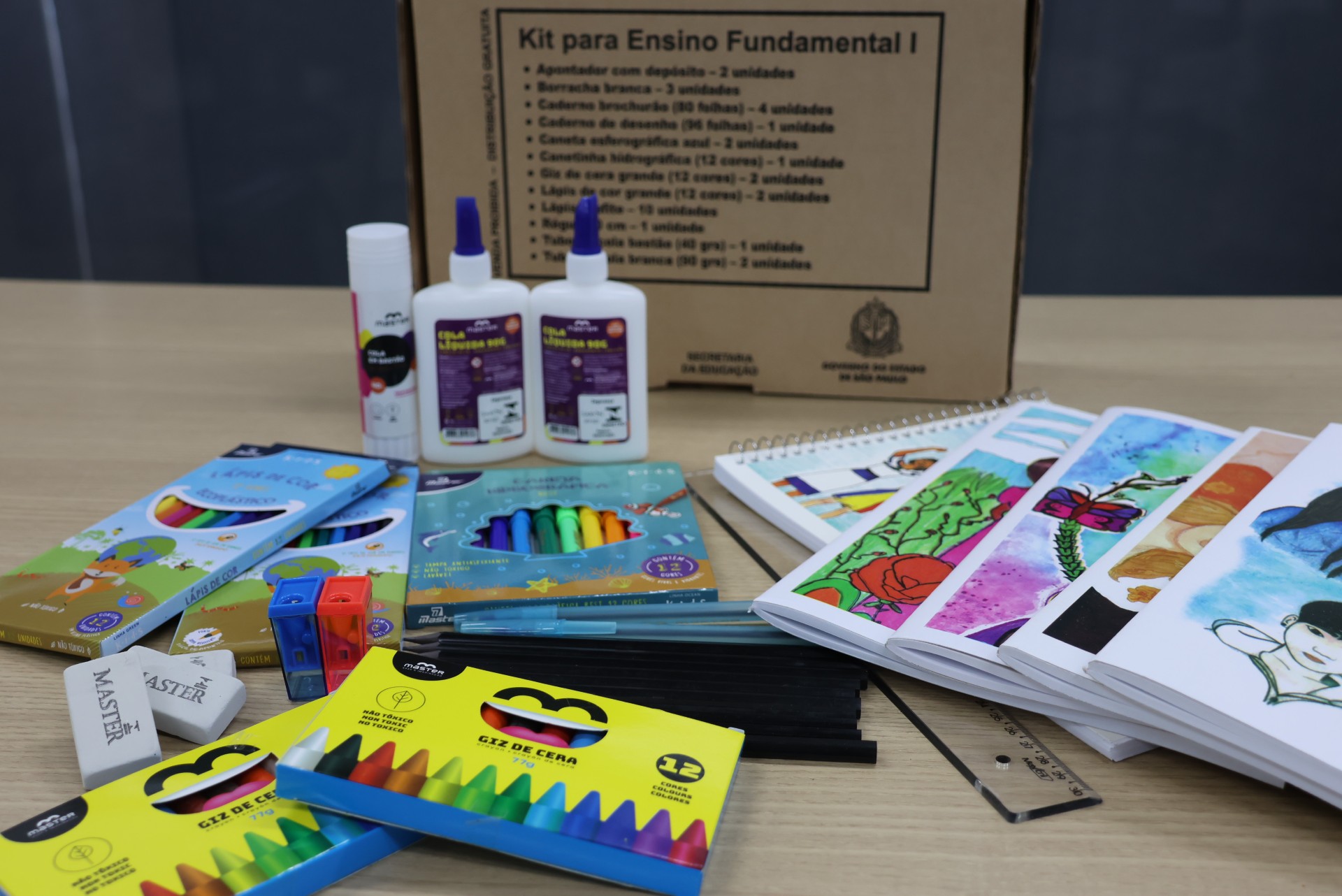 Prefeitura entrega kits para escolas de ensino fundamental