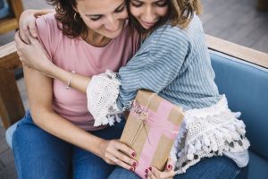 Saiba como presentear no Dia das Mães com itens da moda