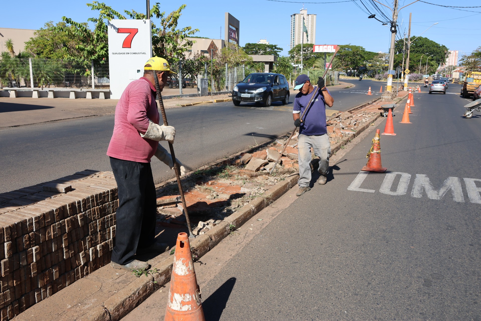 Prefeitura inicia revitalização do canteiro central da avenida Duque de Caxias
