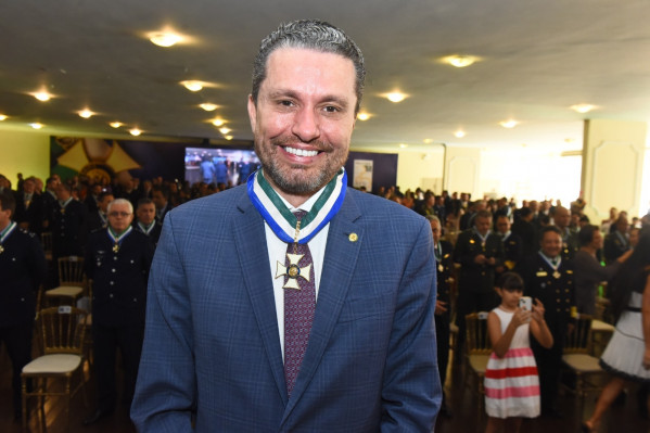 Pinato recebe Ordem do Mérito da Defesa em Cerimônia Comemorativa aos 25 anos