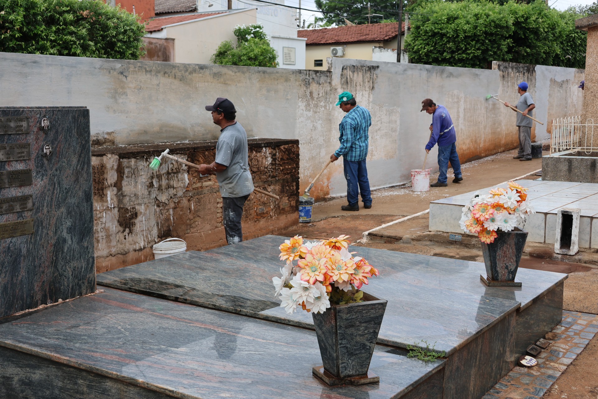 Cemitérios são preparados para o feriado de Finados