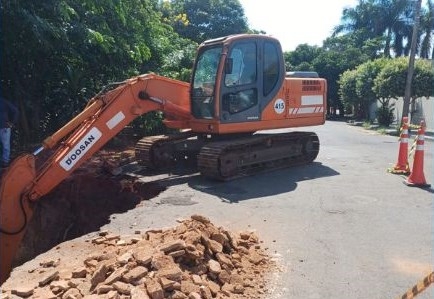 Prefeitura inicia reconstrução de galeria para conter erosão