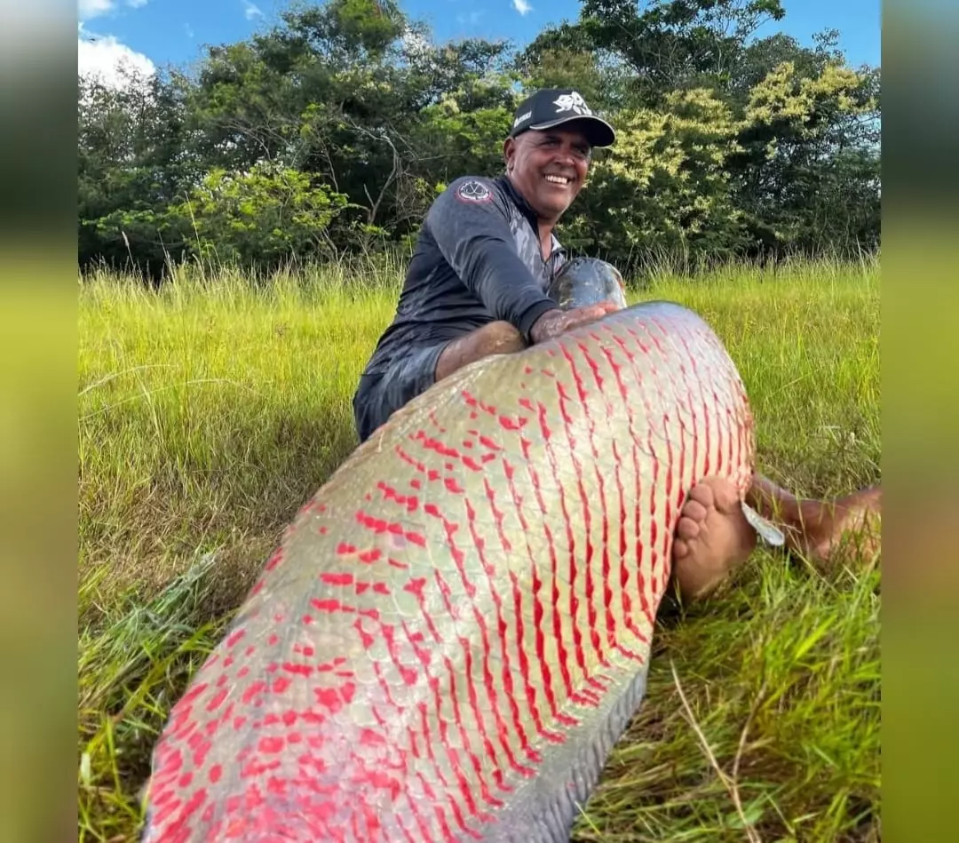 Pescador de Mira Estrela viraliza na rede após pescar pirarucu