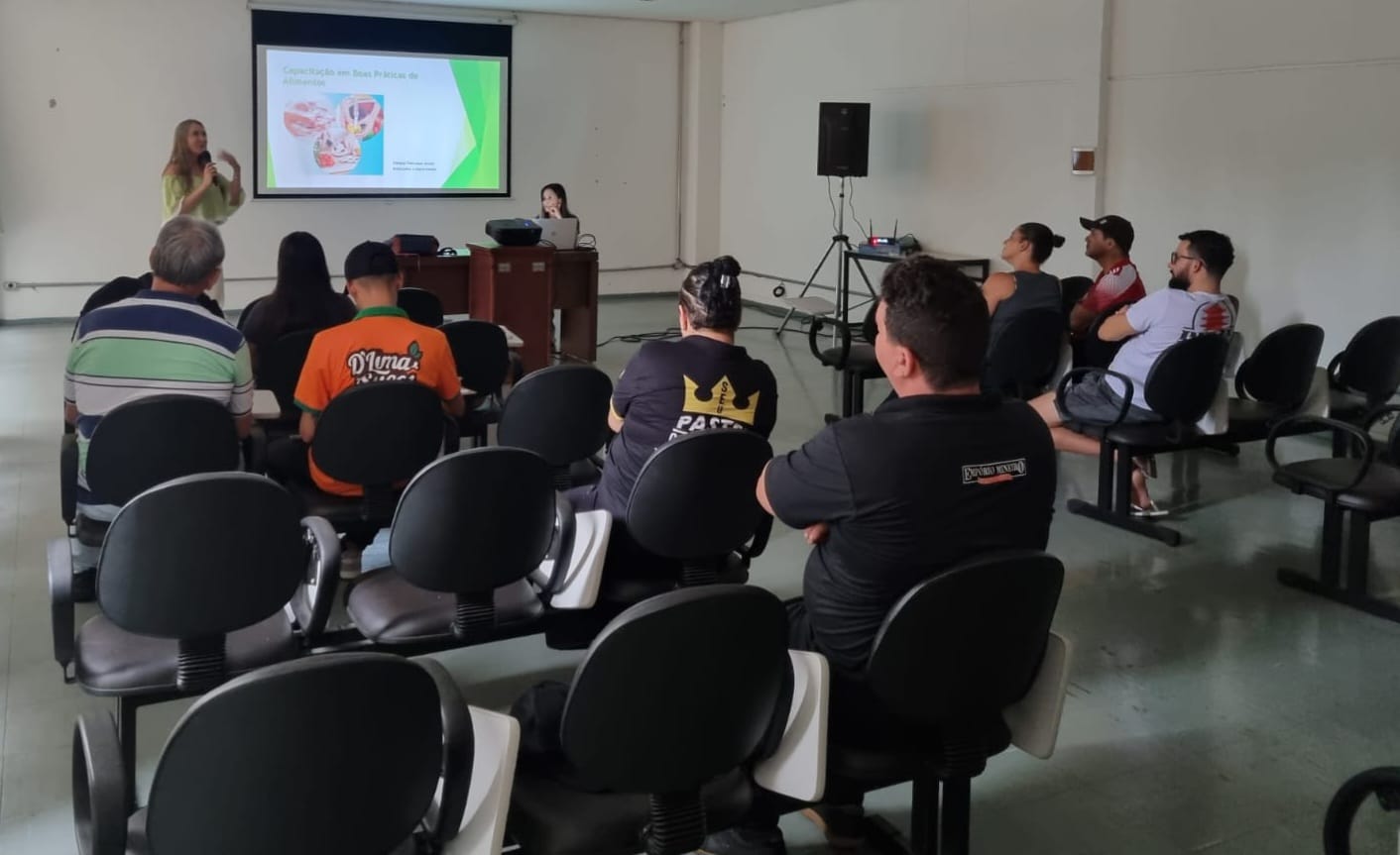 Vigilância promove capacitação em manipulação de alimentos