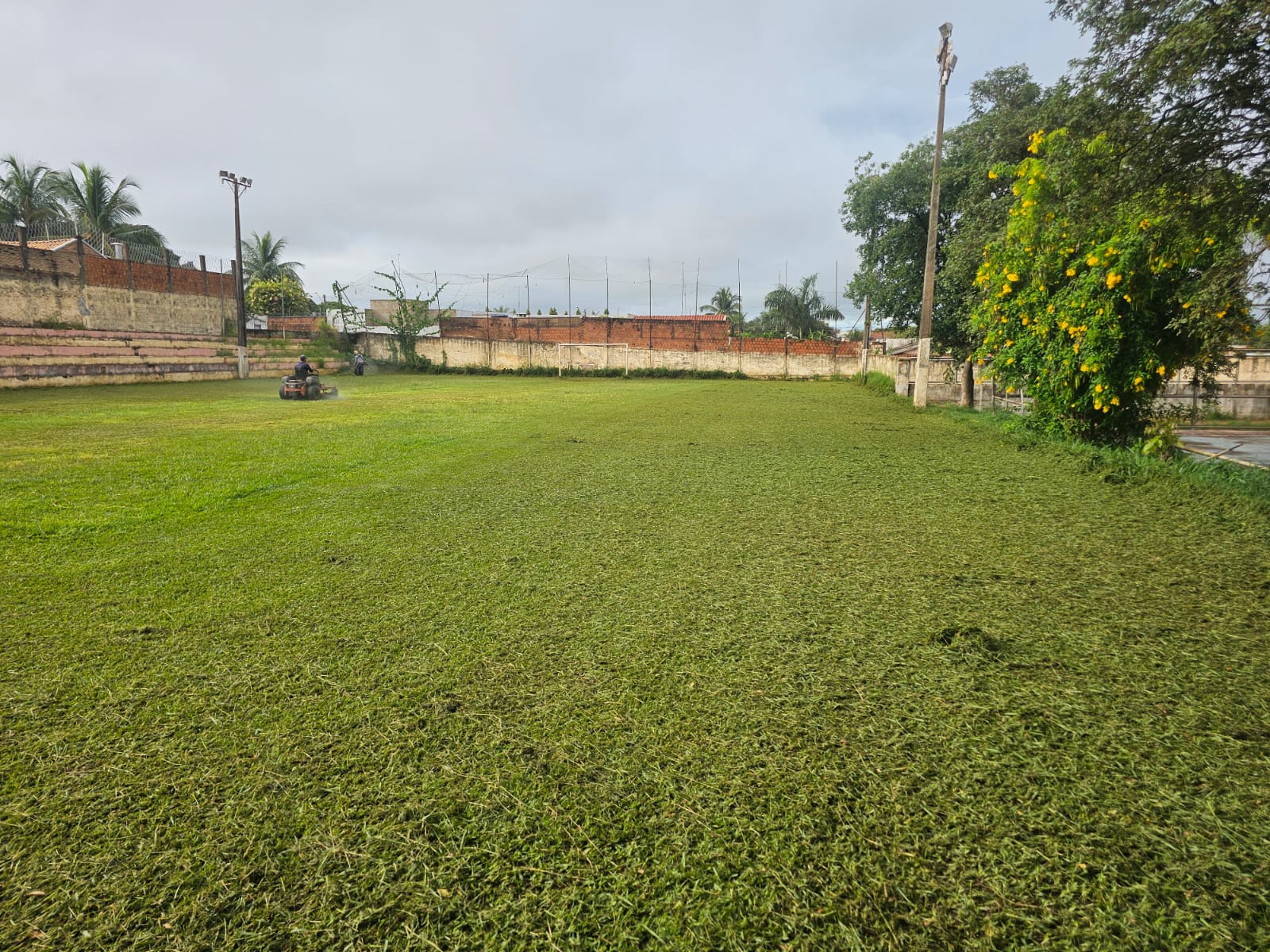 Prefeitura realiza limpeza e manutenção das áreas esportivas de Fernandópolis