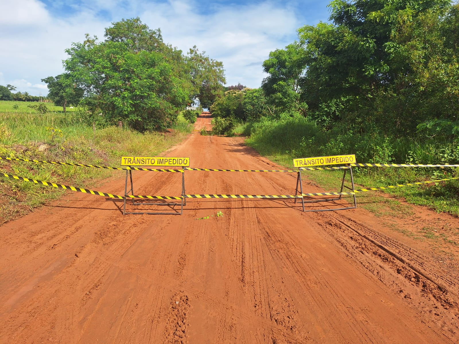 Ponte sobre o Córrego das Pedras é interditada por risco de desabamento