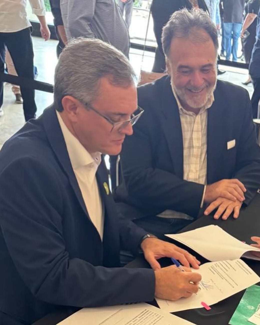 Cantarella assina convênio para trazer retroescavadeira