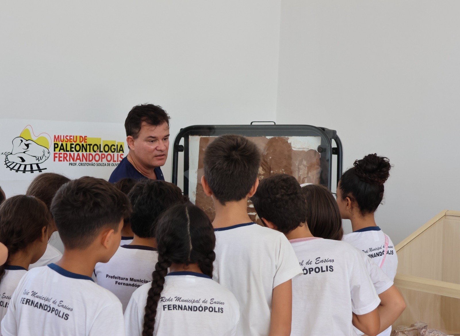 Alunos da rede municipal de ensino visitam Museu de Paleontologia