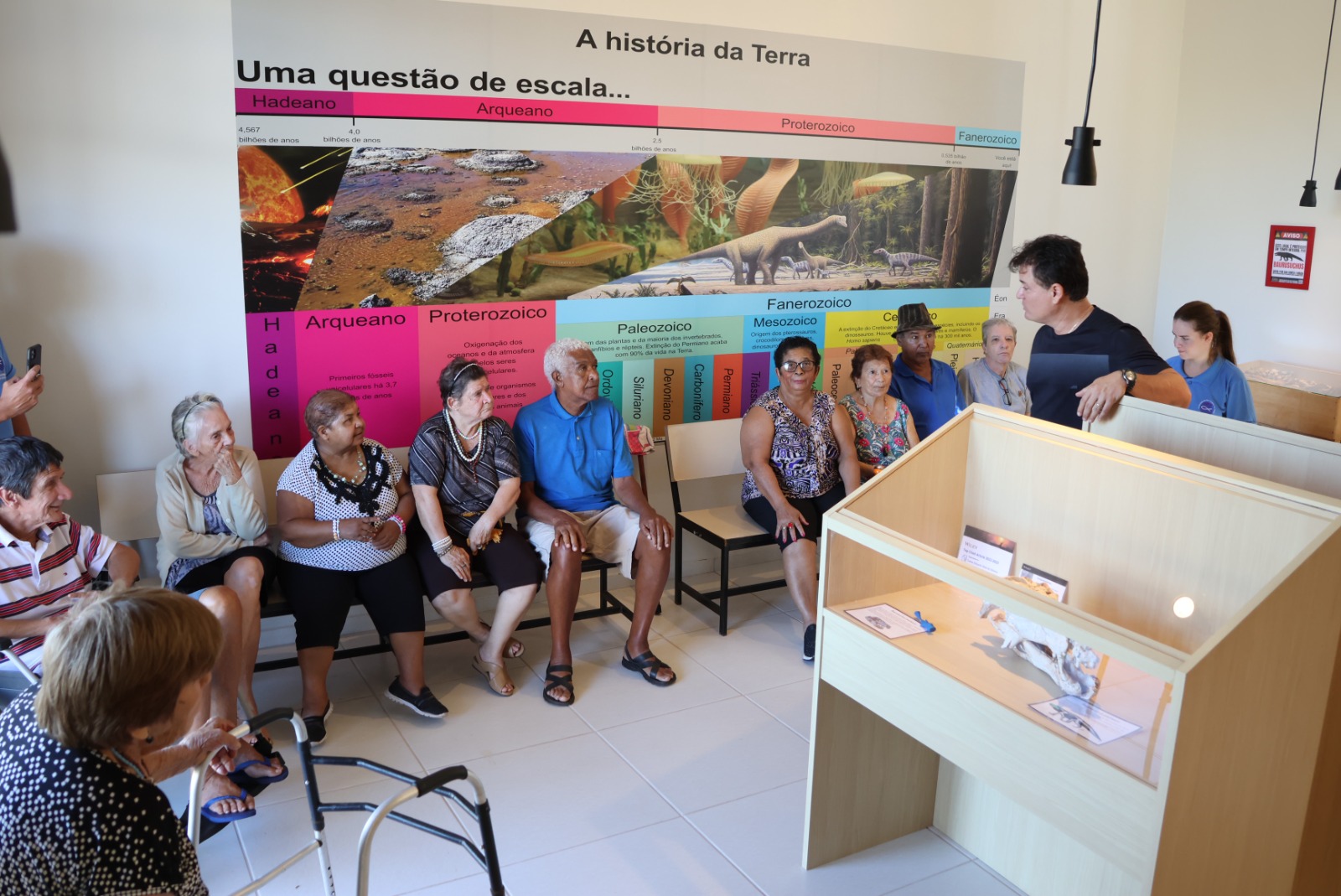 Idosos do Parque São Vicente de Paulo visitam Museu de Paleontologia