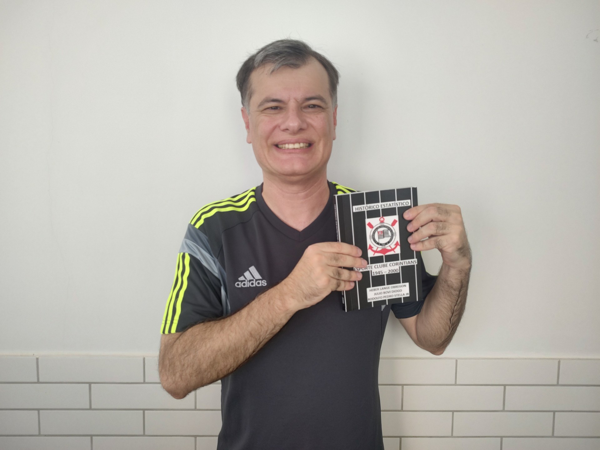 CORREPONDENTE DO CANAL 10 LANÇA MAIS UM LIVRO SOBRE FUTEBOL