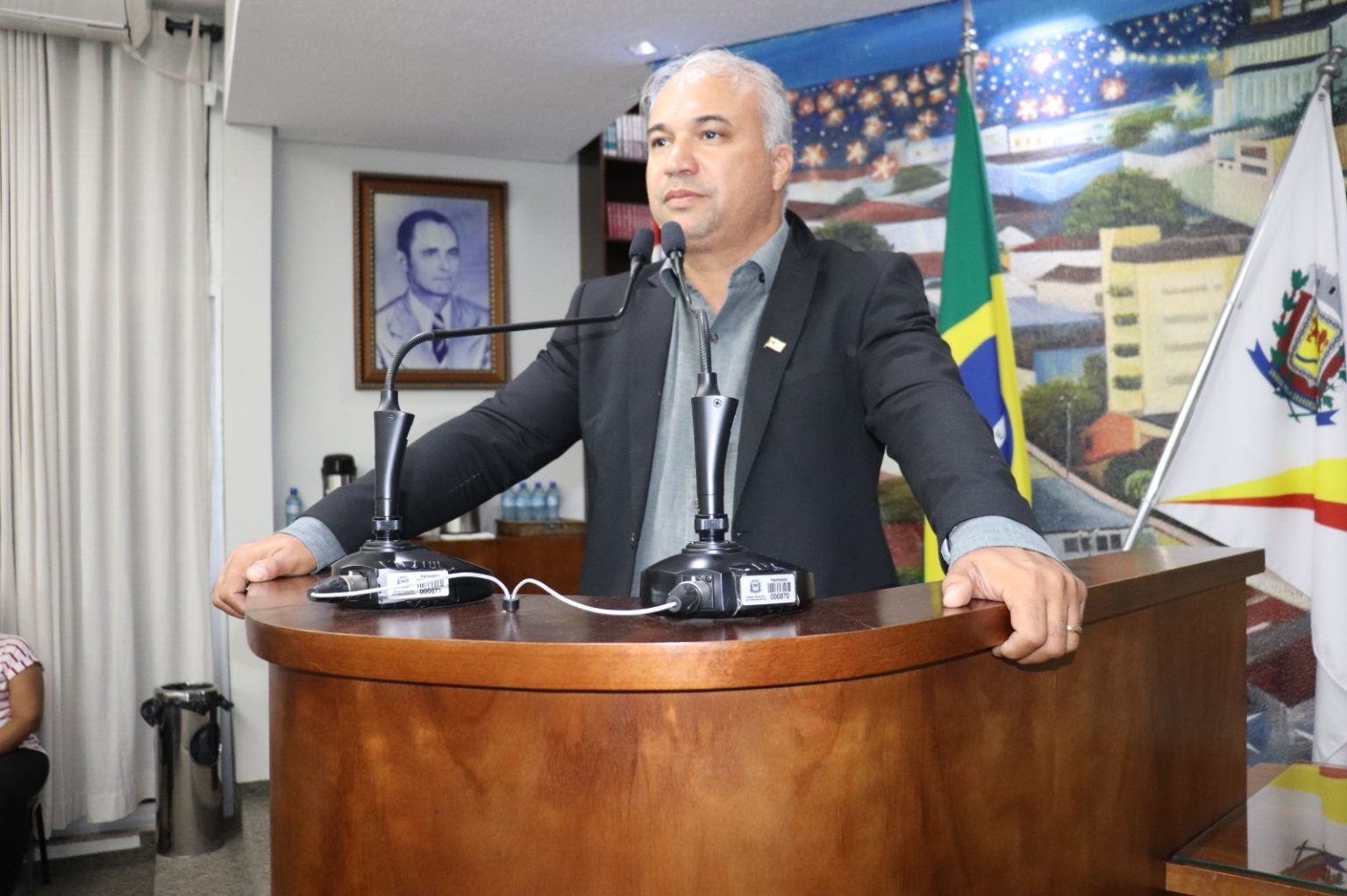 Jeferson pede informações sobre projetos para a Casa da Juventude Maria Cirlei Pagliarani Branco