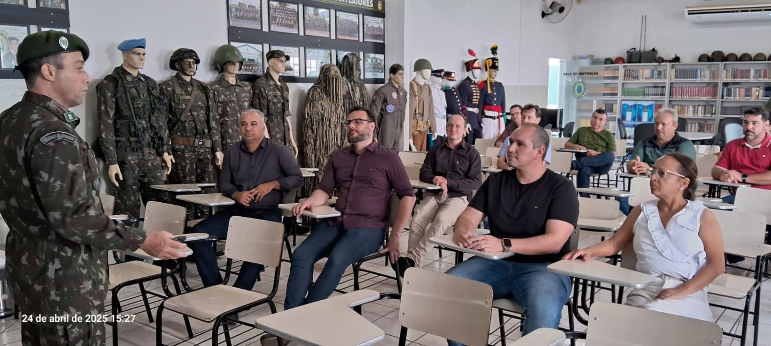 Vereadores participam de reunião no Tiro de Guerra e conhecem projetos para os 50 anos da unidade em Fernandópolis