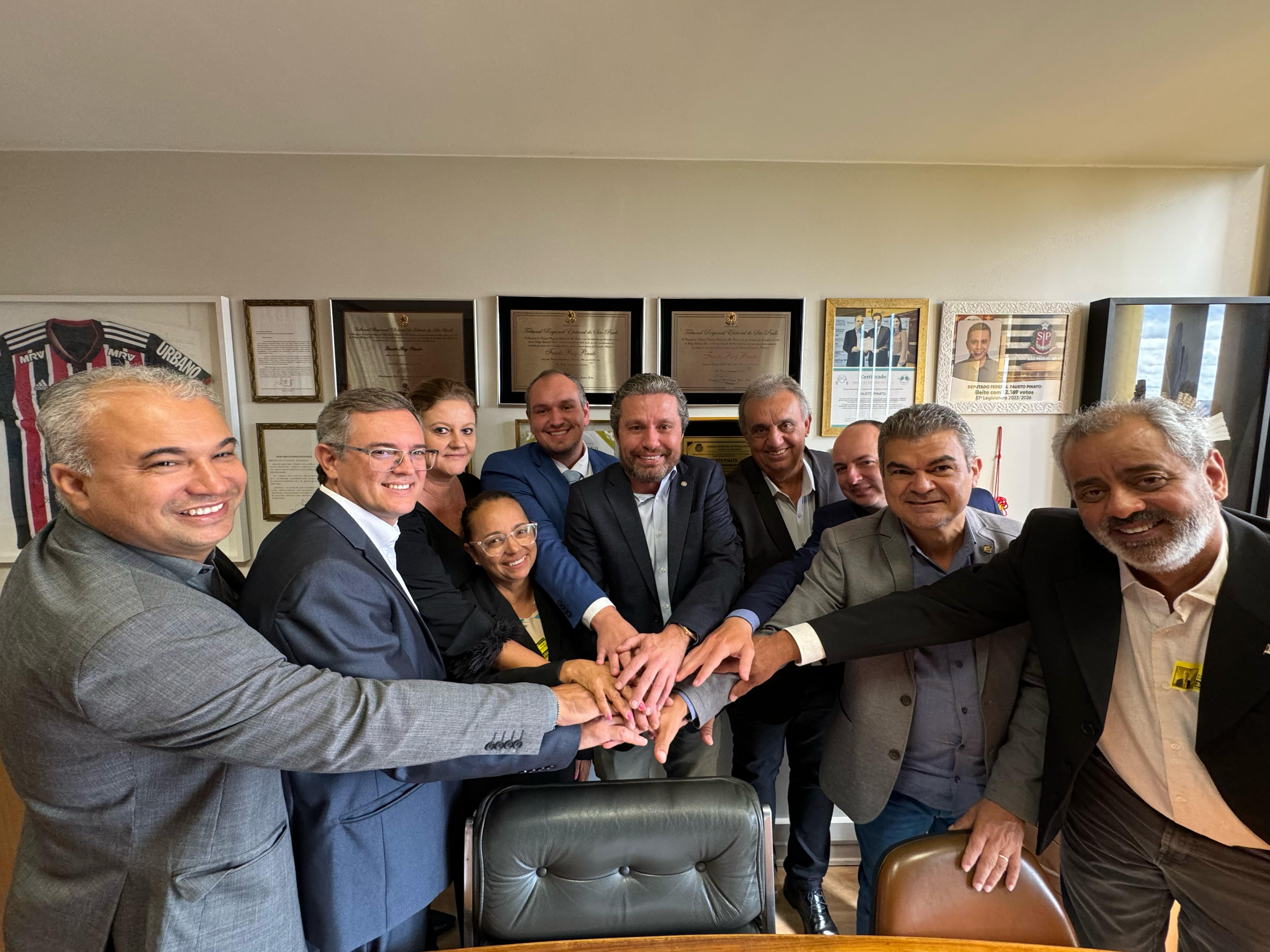 Deputado Fausto Pinato anuncia investimentos em saúde e esporte para Fernandópolis