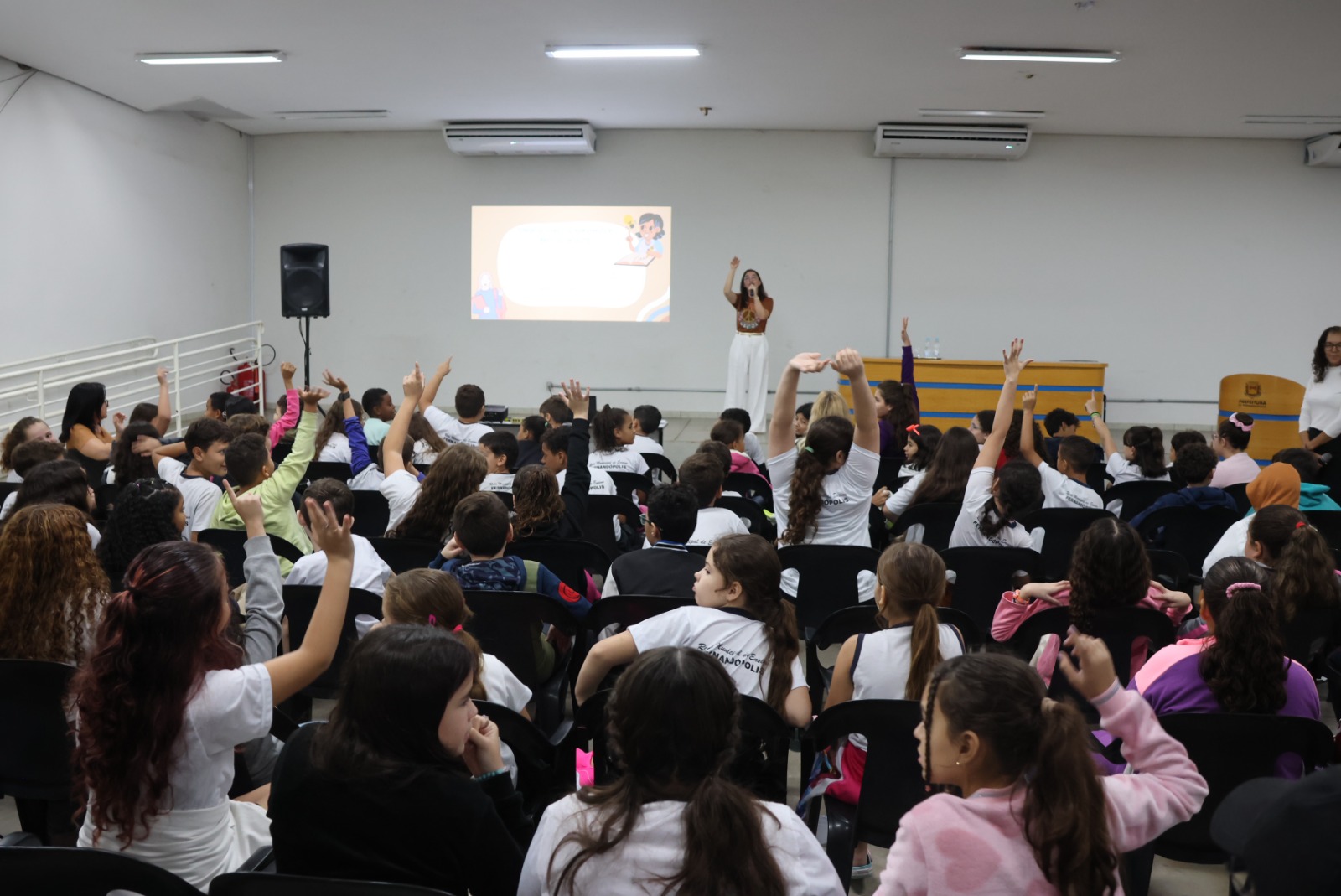 Advogada faz palestra para alunos do ensino fundamental no Paço