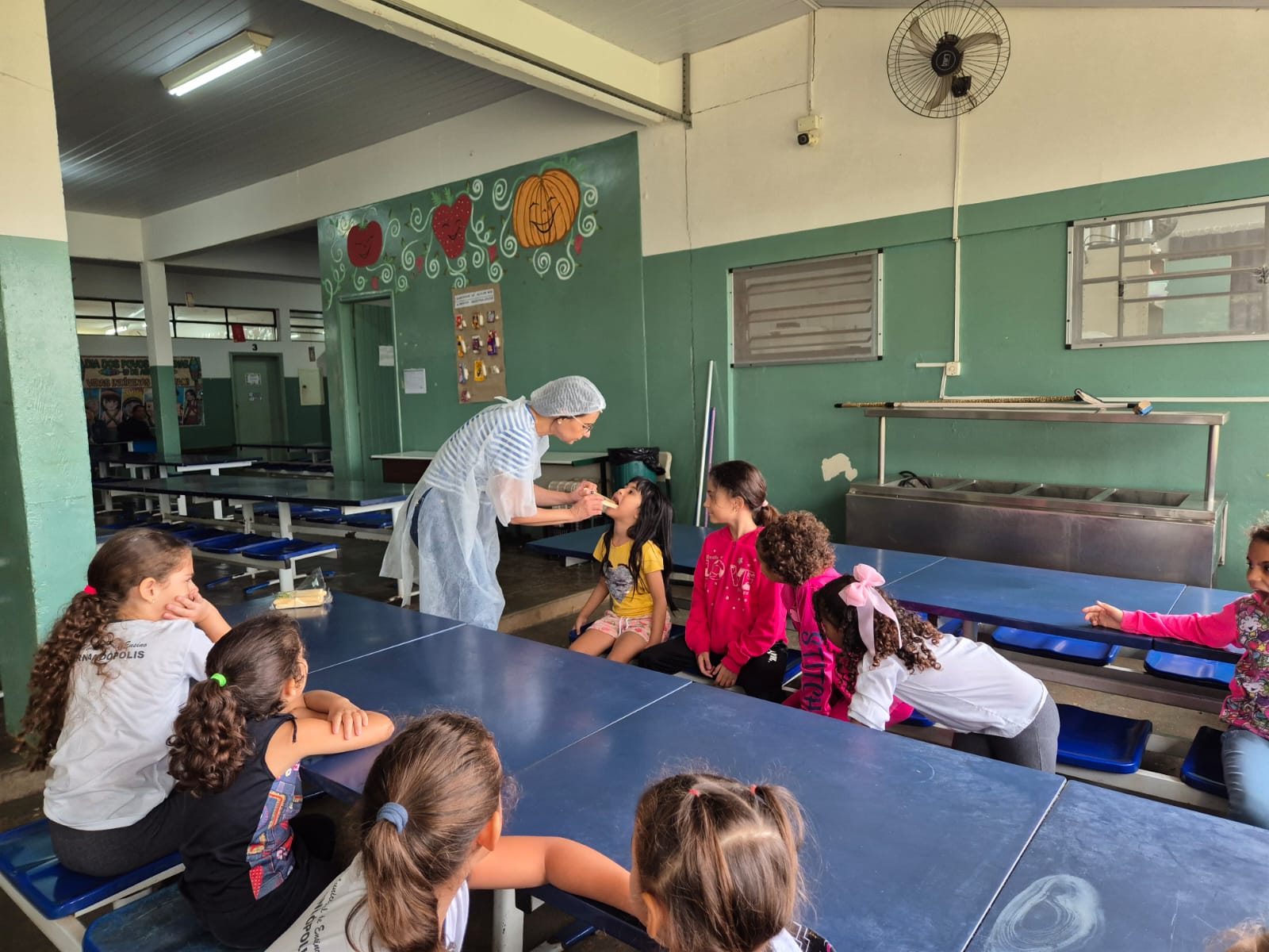 Prefeitura entrega kits de higiene bucal para alunos da rede municipal