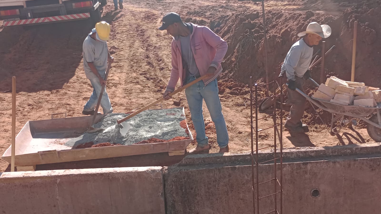 Secretaria de Obras faz recomposição de galeria rompida