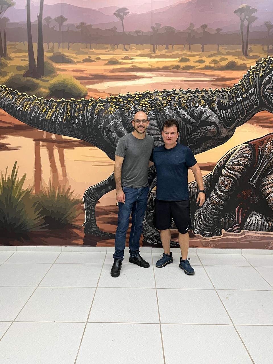 Paleoartista consagrado visita museu de Fernandópolis