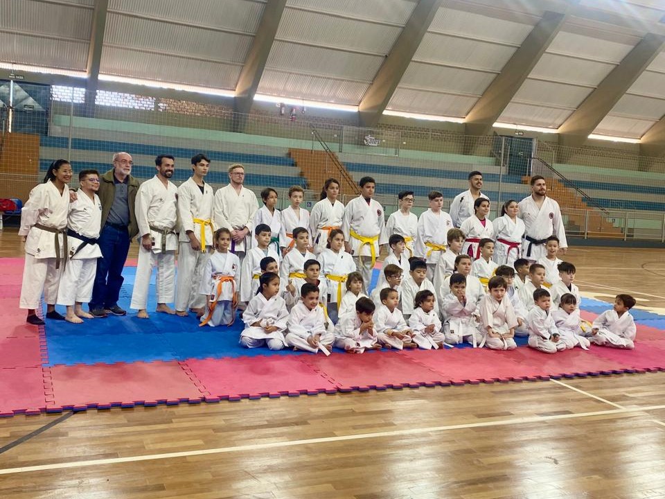 Exame de Graduação de Faixas de Karatê reúne dezenas de atletas no Ginásio Municipal de Jales