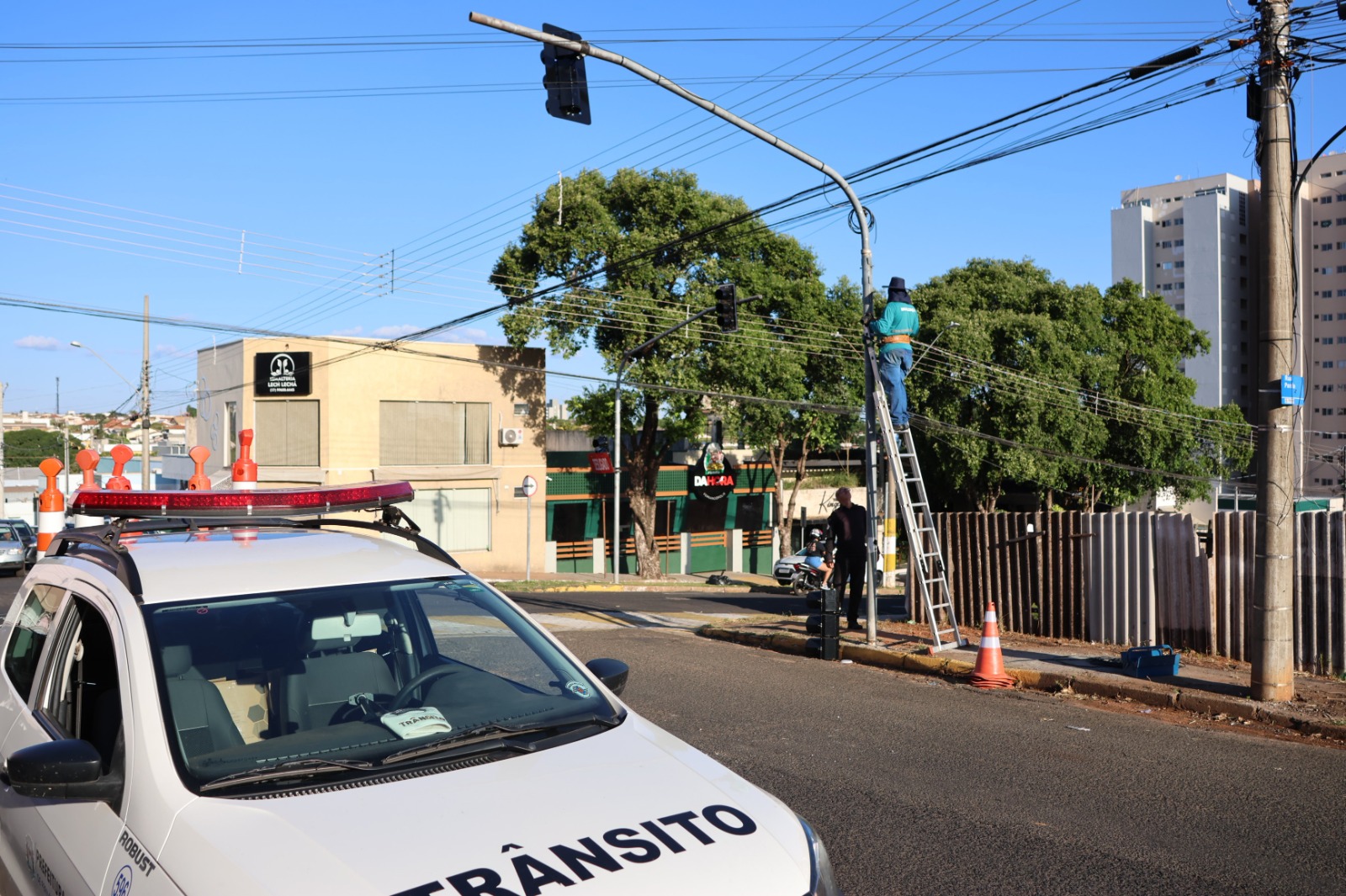 Esquina da Rua Paraíba com Avenida dos Arnaldos ganha semáforo