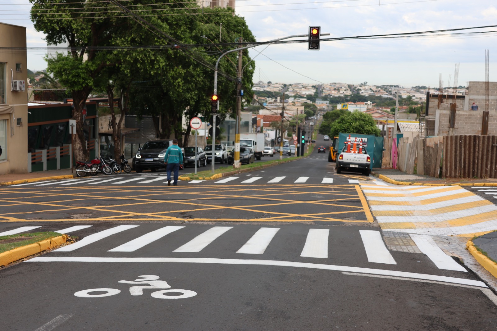 Novos semáforos entram em operação na Avenida dos Arnaldos com a Rua Paraíba