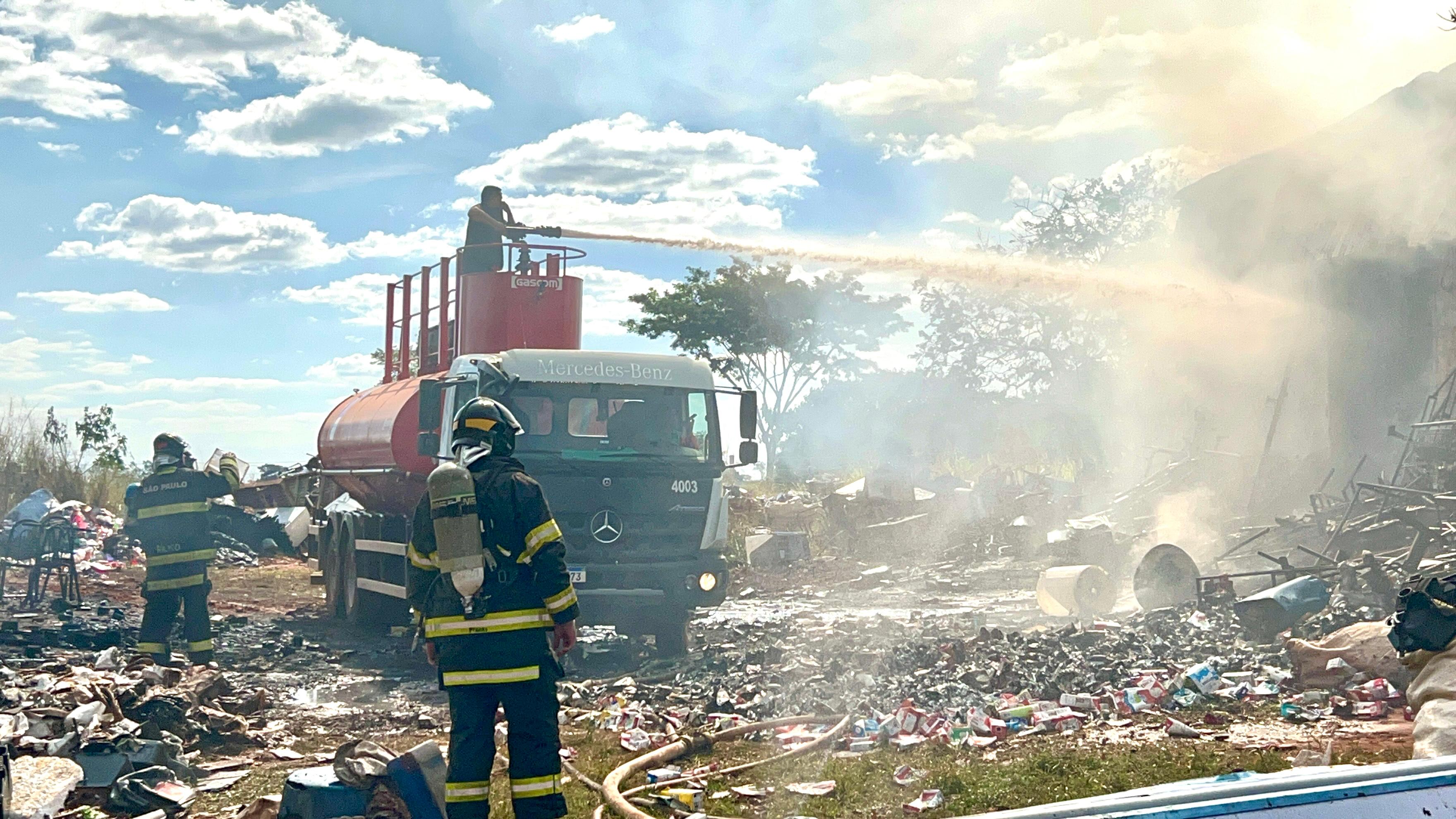 Incêndio de grandes proporções destrói reciclagem em Guarani d’Oeste