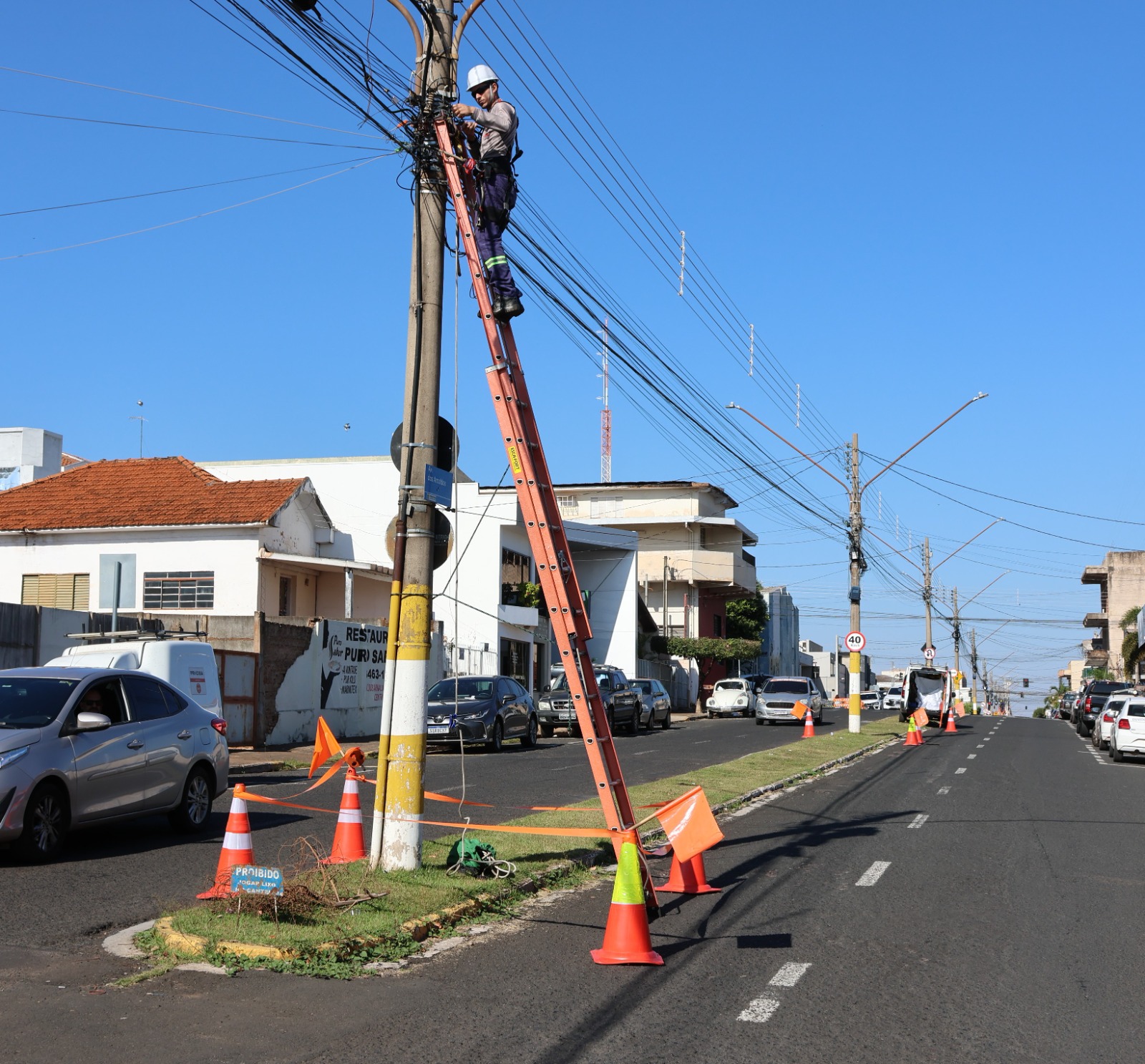 Prossegue operação de “limpeza” de postes e fiações na cidade