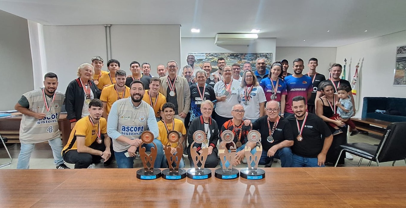 Prefeito recebe atletas medalhistas dos Jogos Regionais e do JOMI