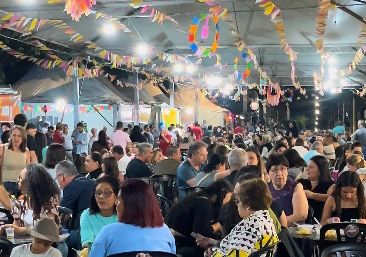 Fernanraiá estreia com forró, comidas típicas e brinquedos gratuitos; programação segue hoje com coral e shows
