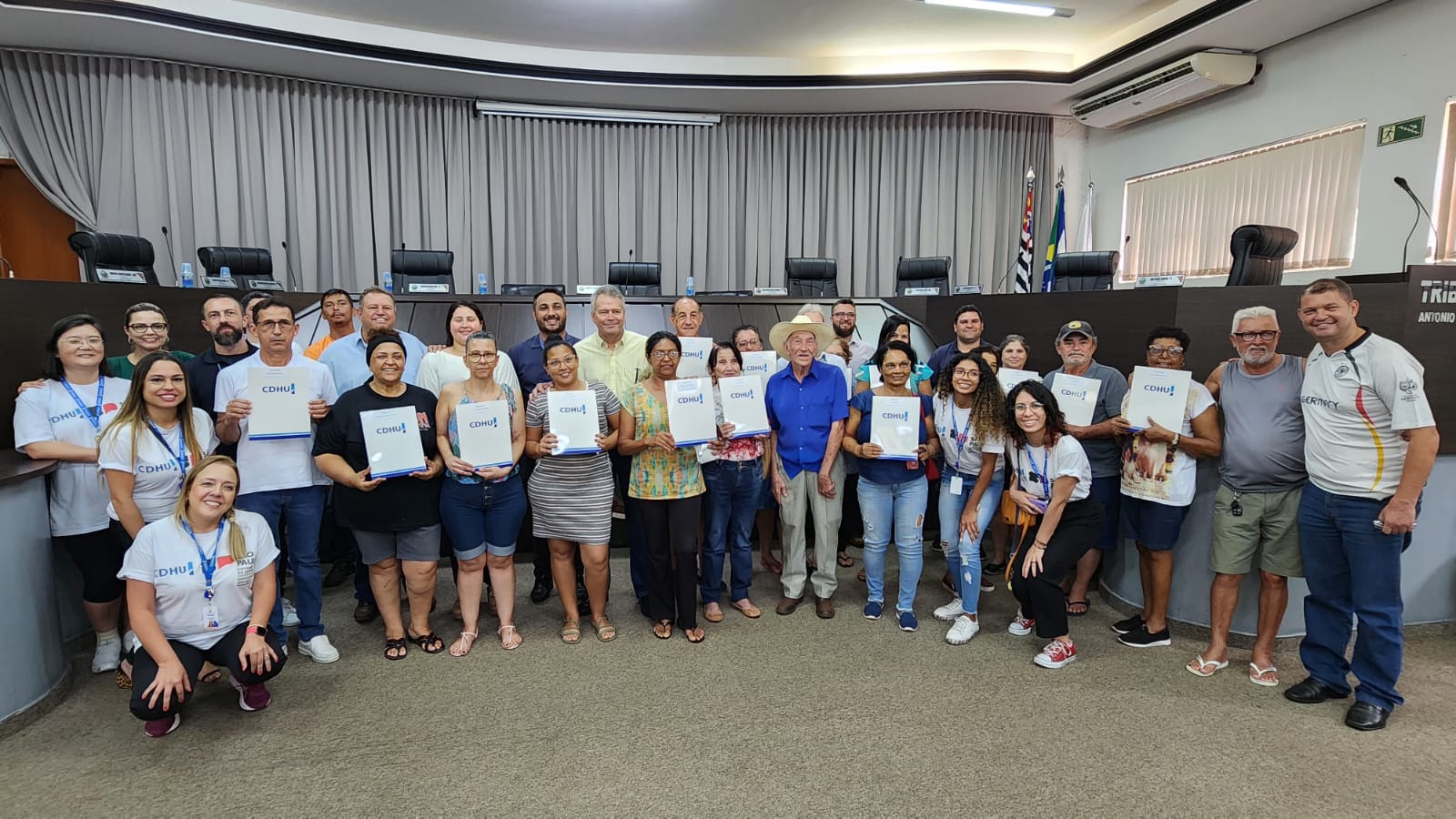 PREFEITURA ENTREGA TÍTULOS DE REGULARIZAÇÃO FUNDIÁRIA AOS MORADORES DO CONJUNTO HABITACIONAL OUROESTE C
