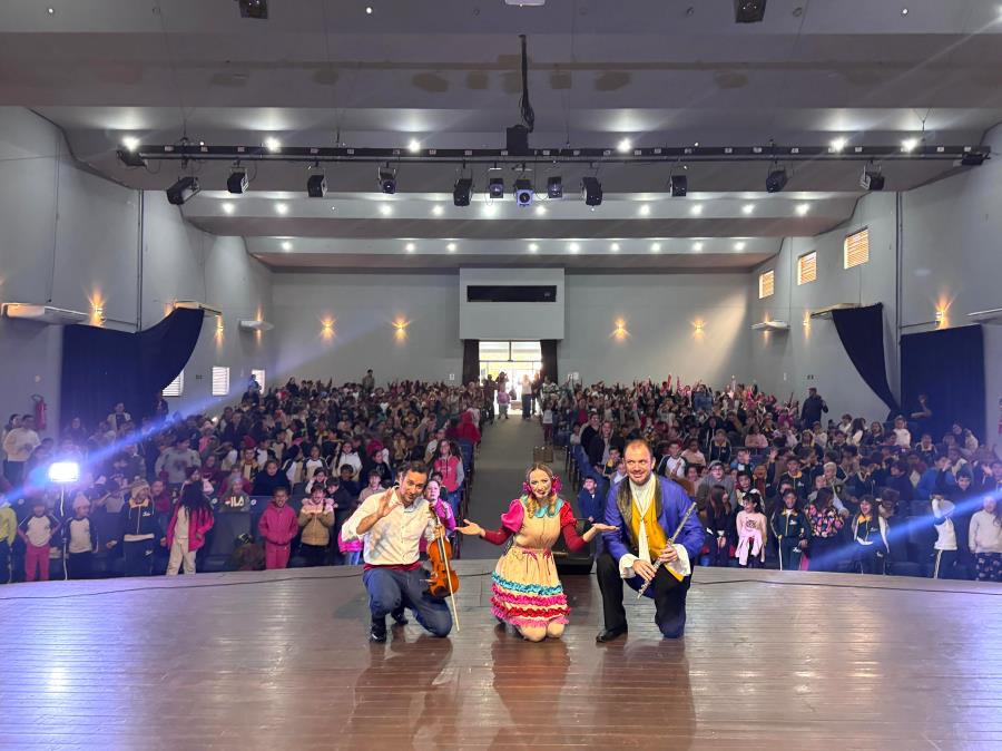 Musical Infantil “Sonhos da Boneca Sofia” encanta alunos da rede municipal no Teatro Municipal de Jales