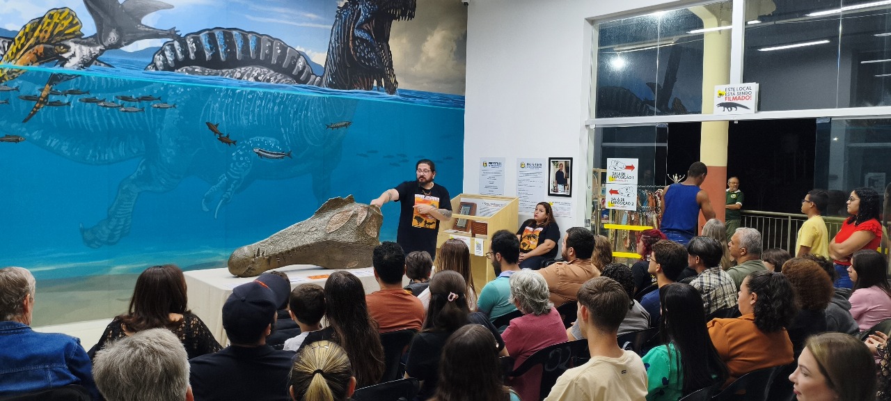 Exposição “Cara-a-Cara com o Espinossauro” atrai 1.300 visitantes ao Museu de Paleontologia