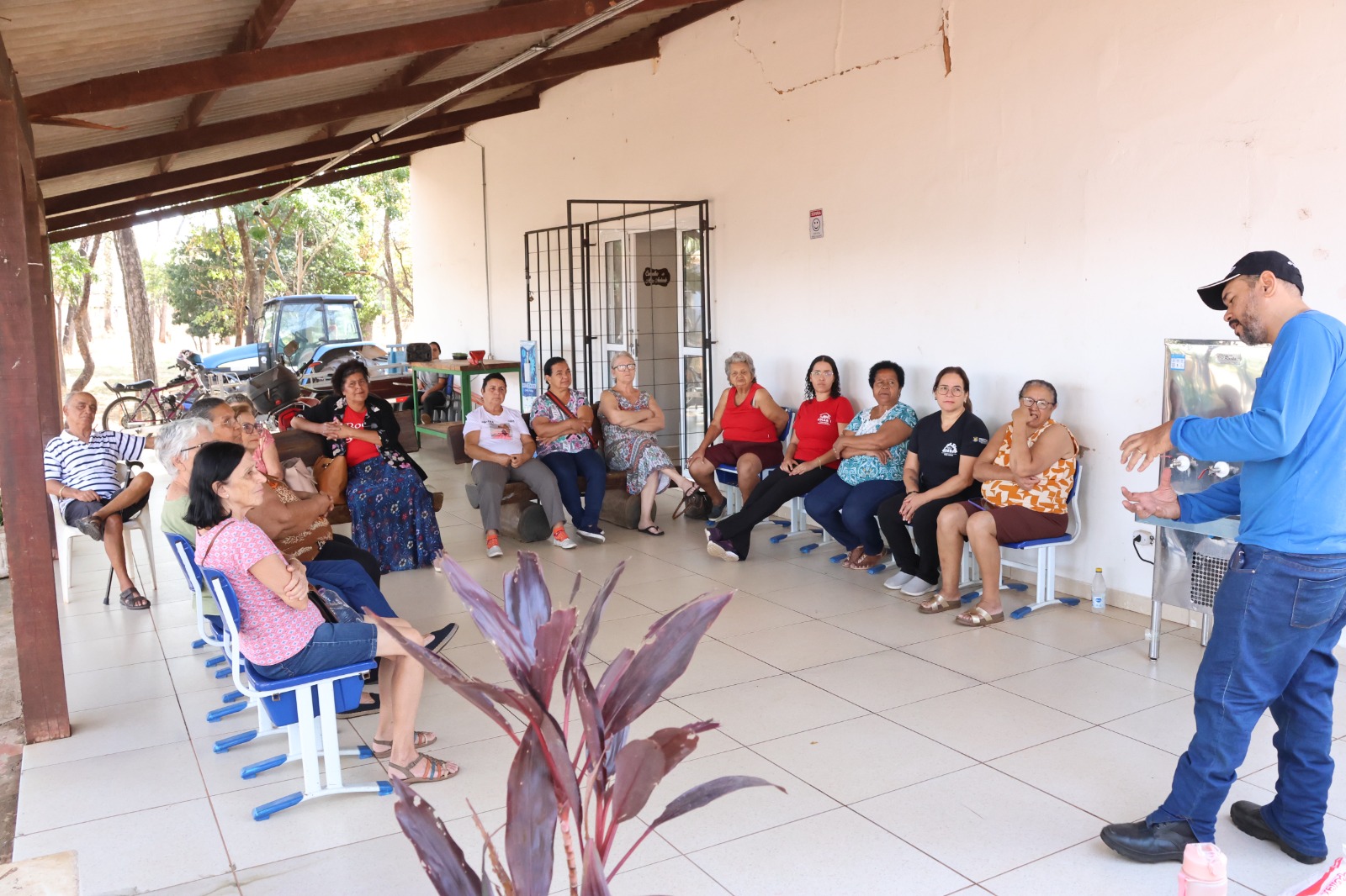 CRAS I Vida Nova encerra Semana da Família com oficina ambiental para idosos
