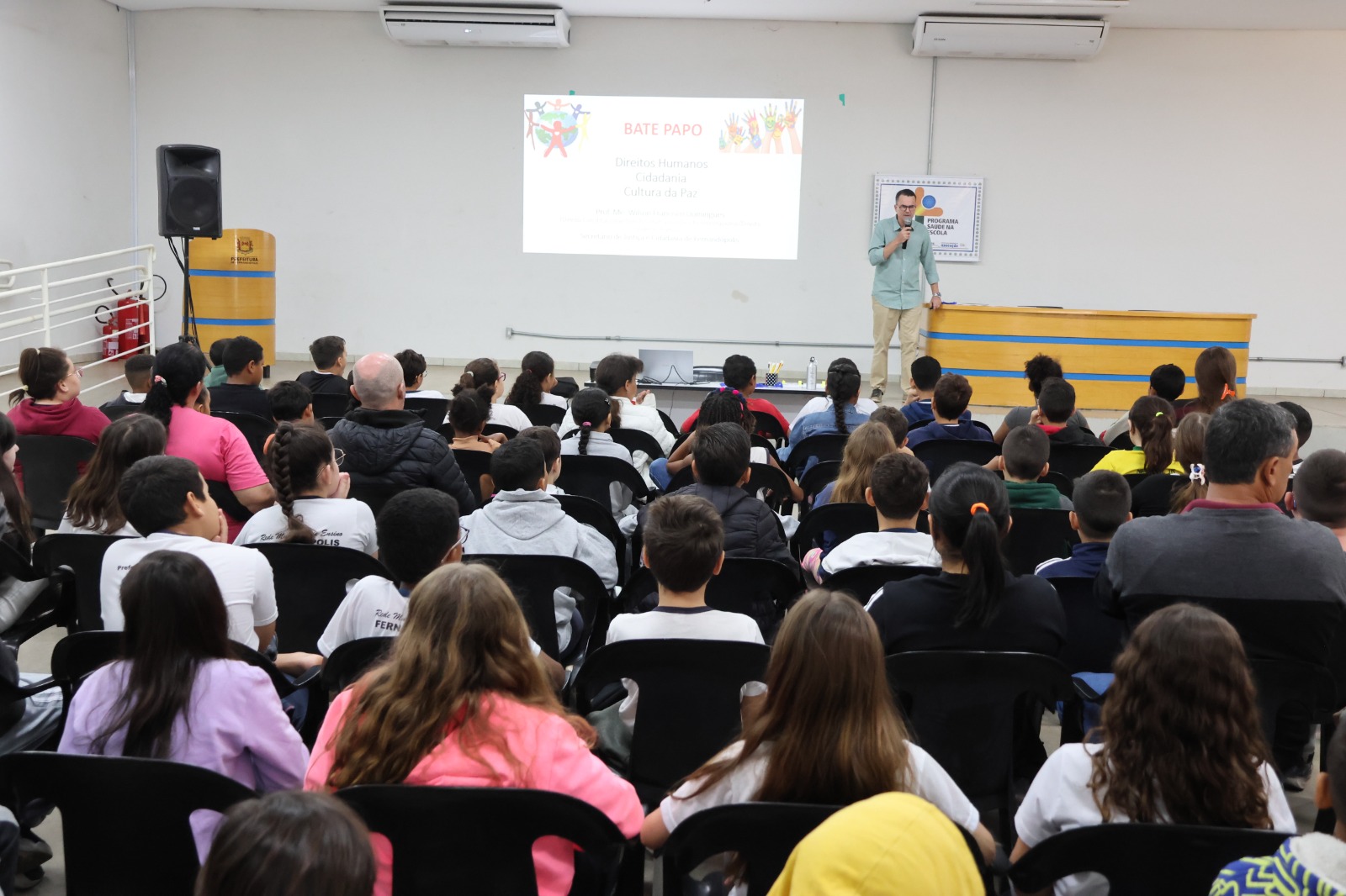 Estudantes das EMEFs participam de palestra sobre cidadania