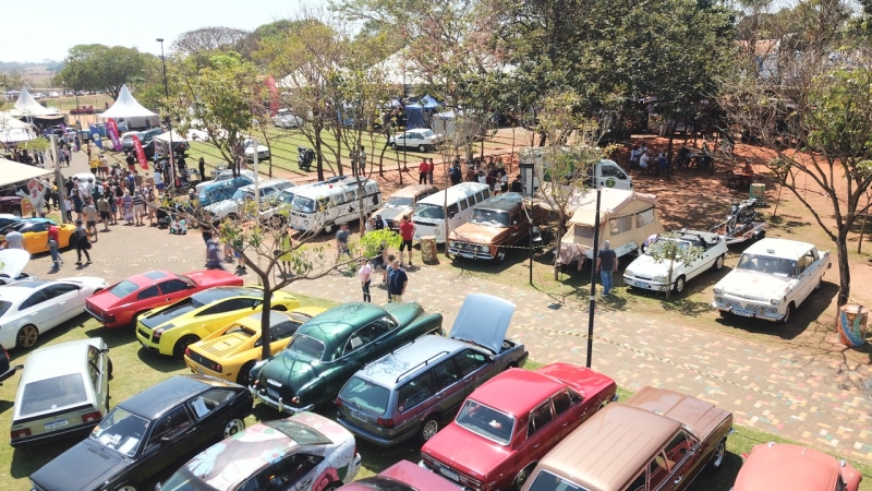 Encontro reúne 300 veículos antigos e encanta público no Parque da Cultura
