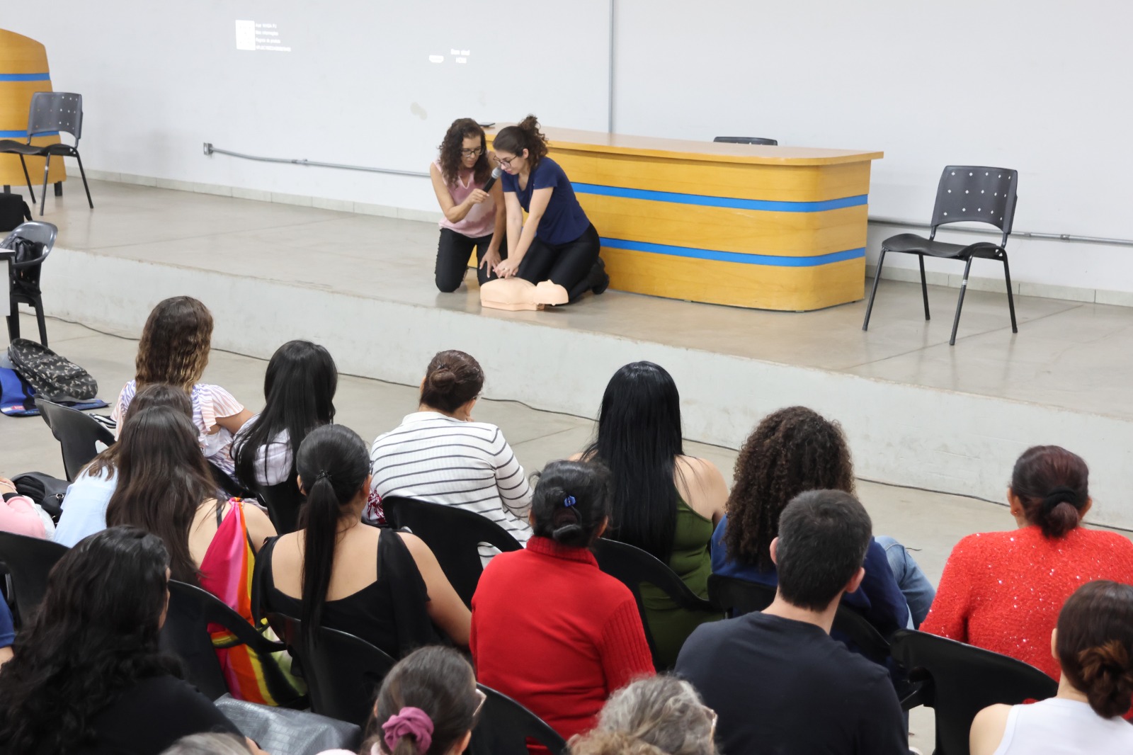 Profissionais de escolas municipais recebem capacitação em primeiros socorros