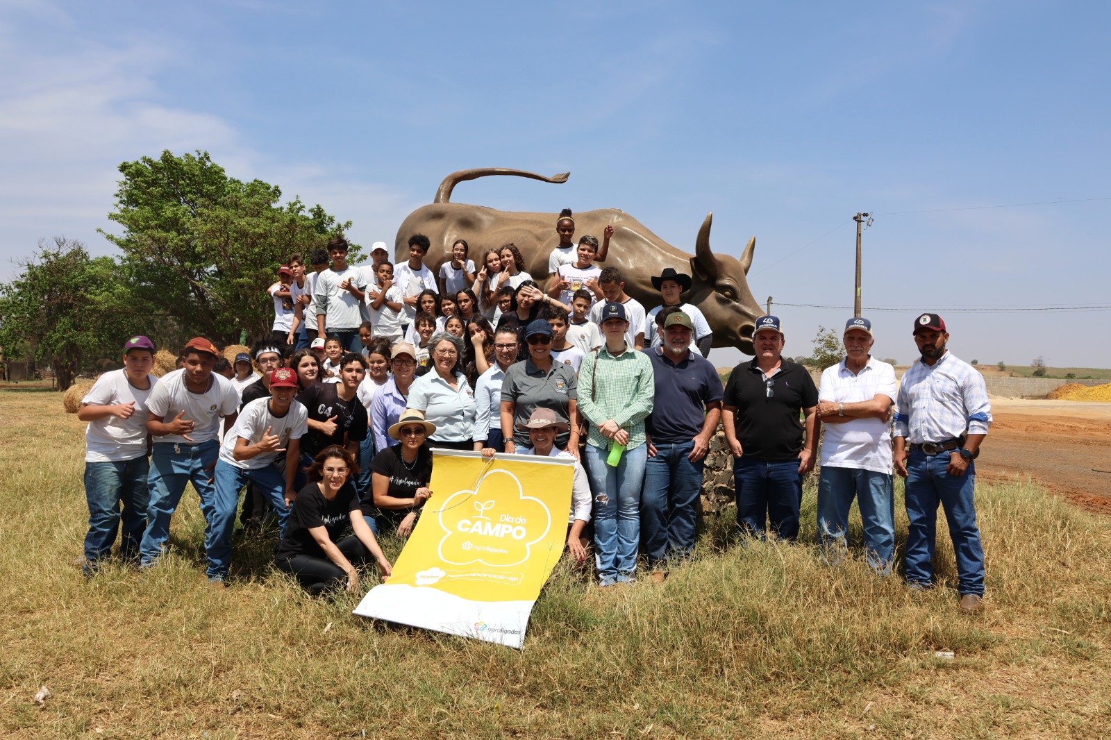 Alunos da “Melvin Jones” visitam confinamento de 6 mil bois