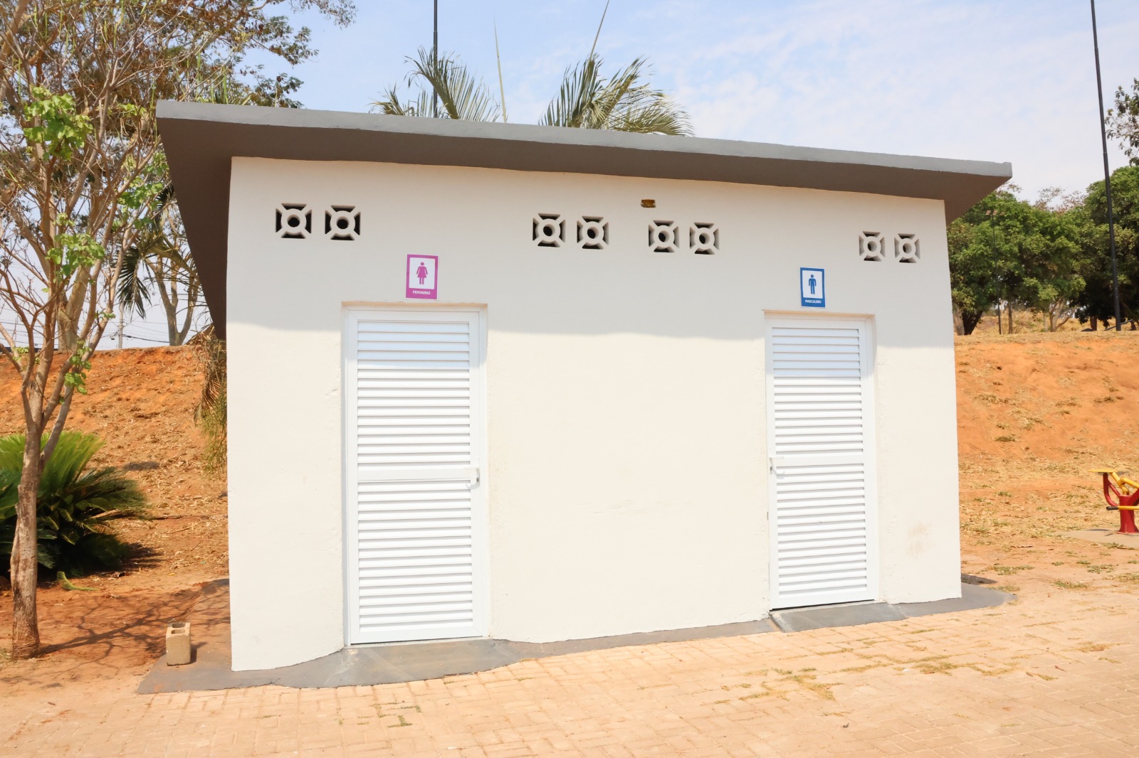 Parceria entre Secretarias e Sabesp constrói banheiros na Represa