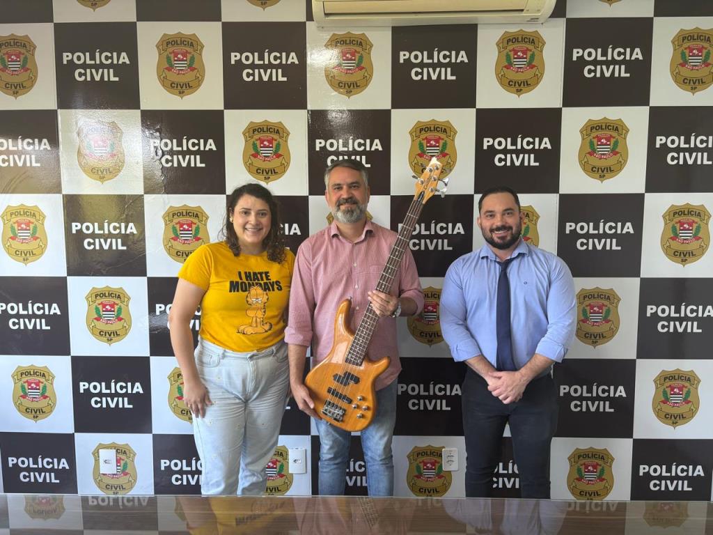 Delegacia de Defesa da Mulher doa instrumento musical apreendido para o polo do GURI em Jales