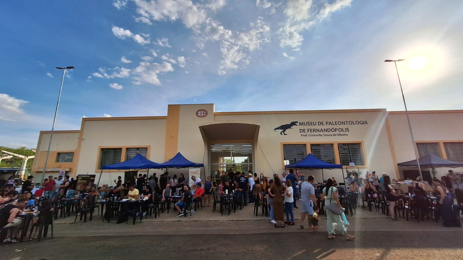 Exposição de Carros Antigos atrai 700 de visitantes ao Museu de Paleontologia