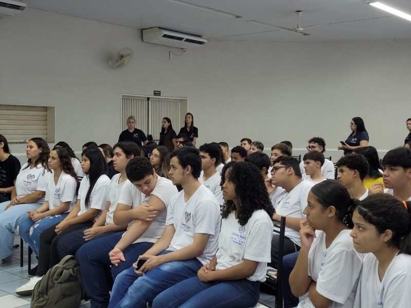 Ação educativa: Secretaria de Direitos Humanos e órgãos municipais promovem diálogo com adolescentes sobre prevenção ao uso de álcool e outras drogas