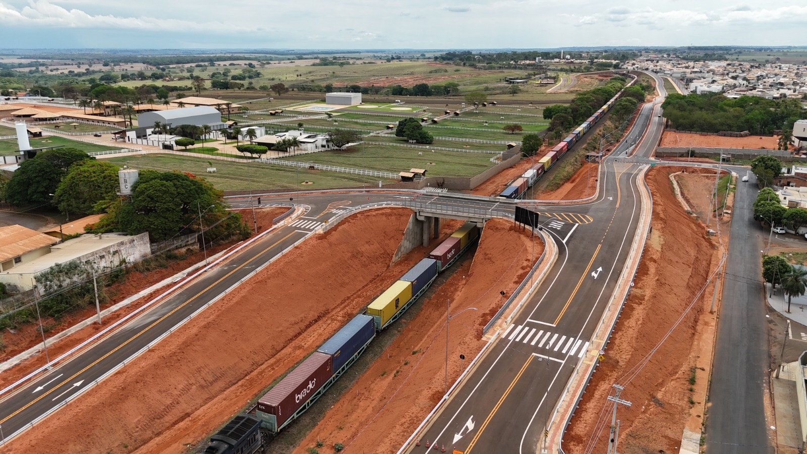 Rumo e Prefeitura de Fernandópolis inauguram dois novos viadutos