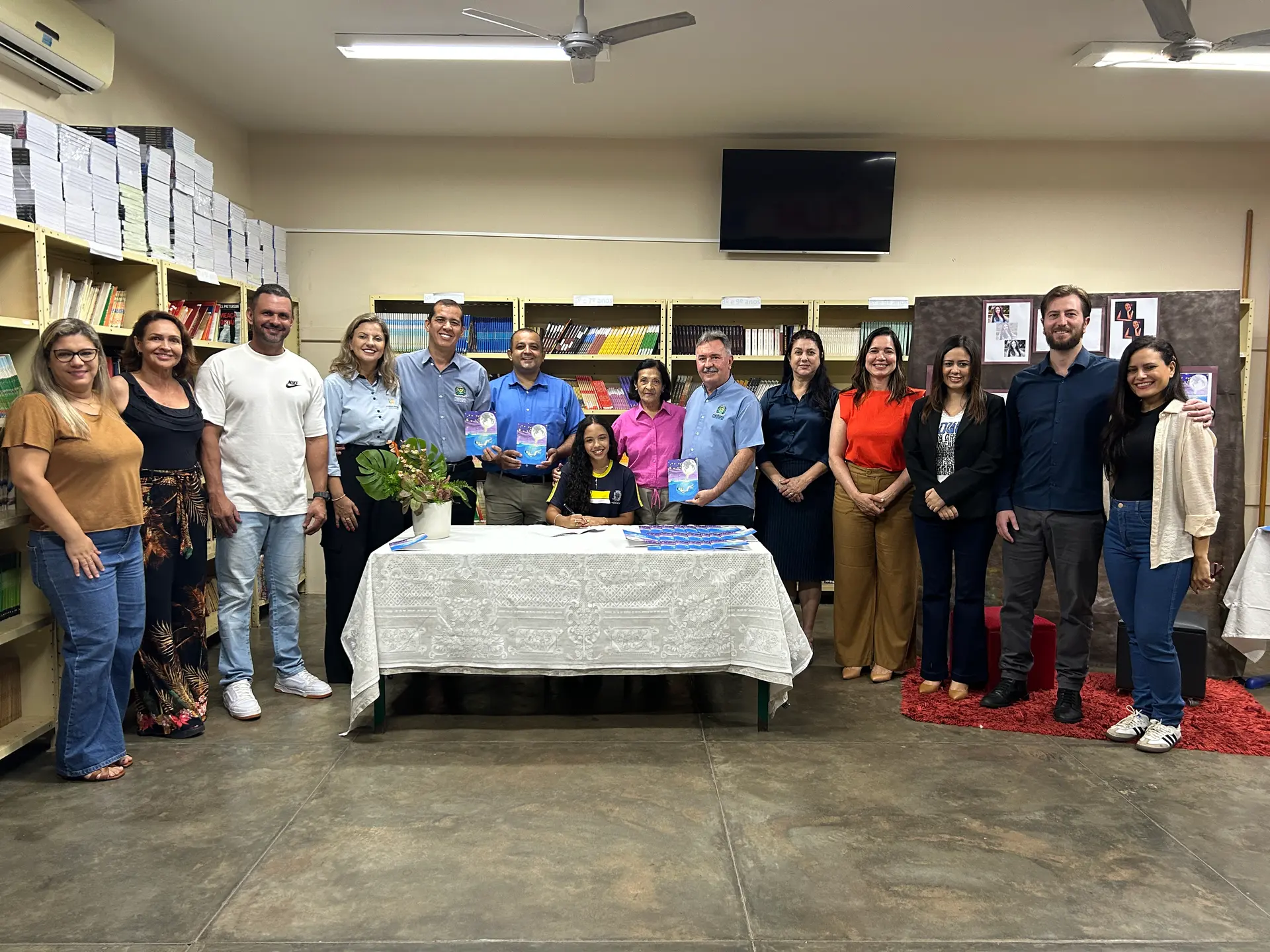 Aluna da Rede Municipal lança livro “Quando o Coração Escreve” na Escola Rosimares