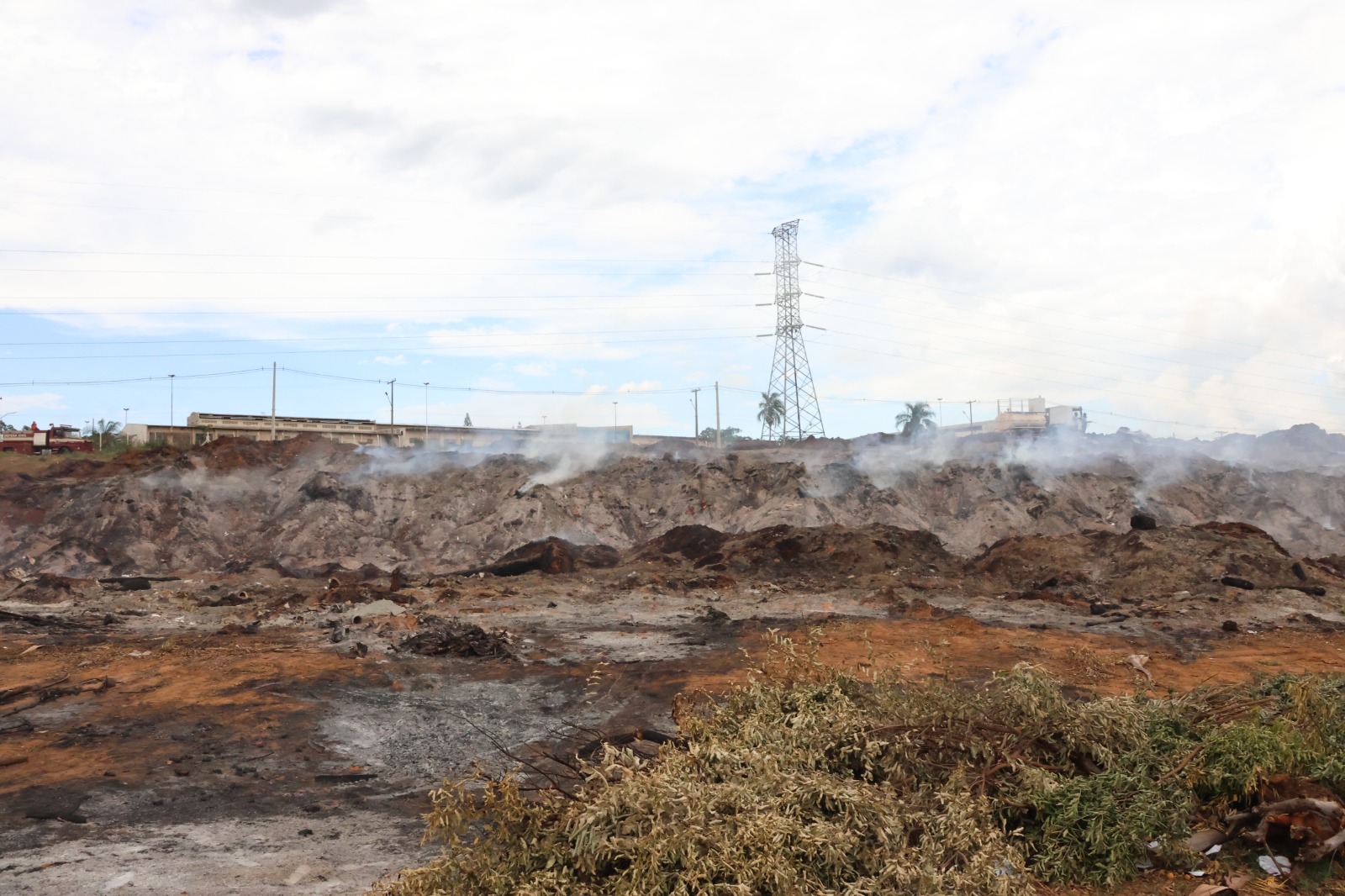 Focos de incêndio no Ecoponto mobilizam Defesa Civil