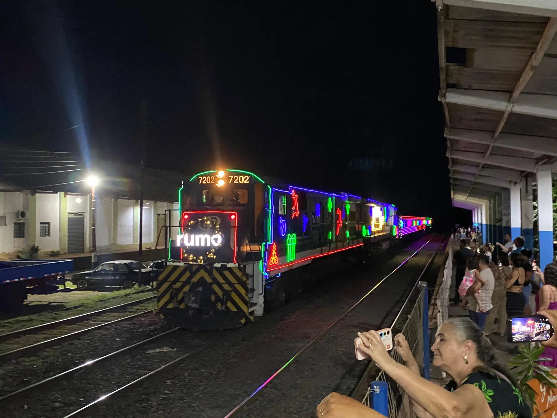 Trem Iluminado da Rumo encantou milhares de pessoas e integrou- a programação do 20º Sonho de Natal 2025 em Santa Fé do Sul