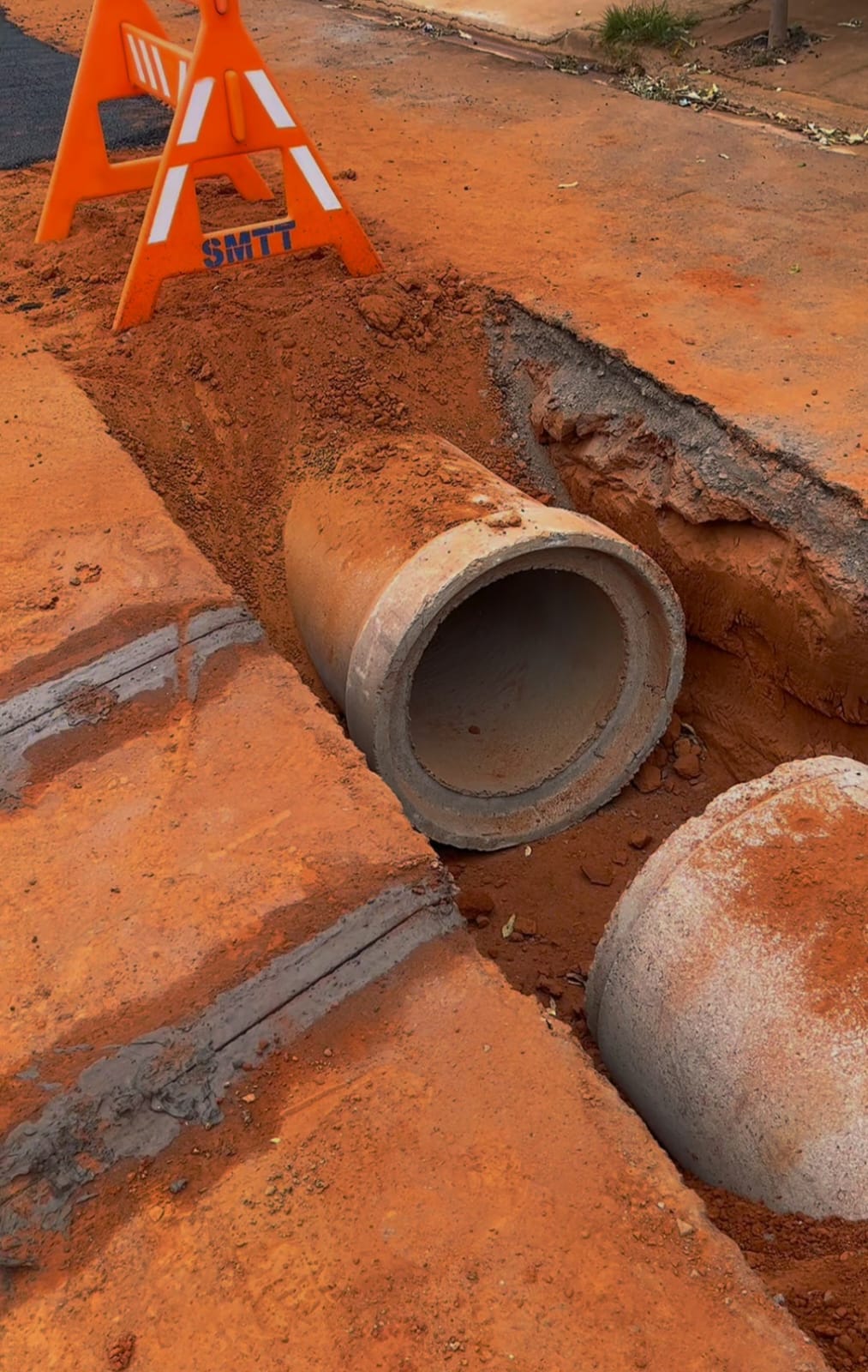 Prefeitura inicia obras de drenagem muito aguardadas pelos moradores da rua Anésio José da Silva