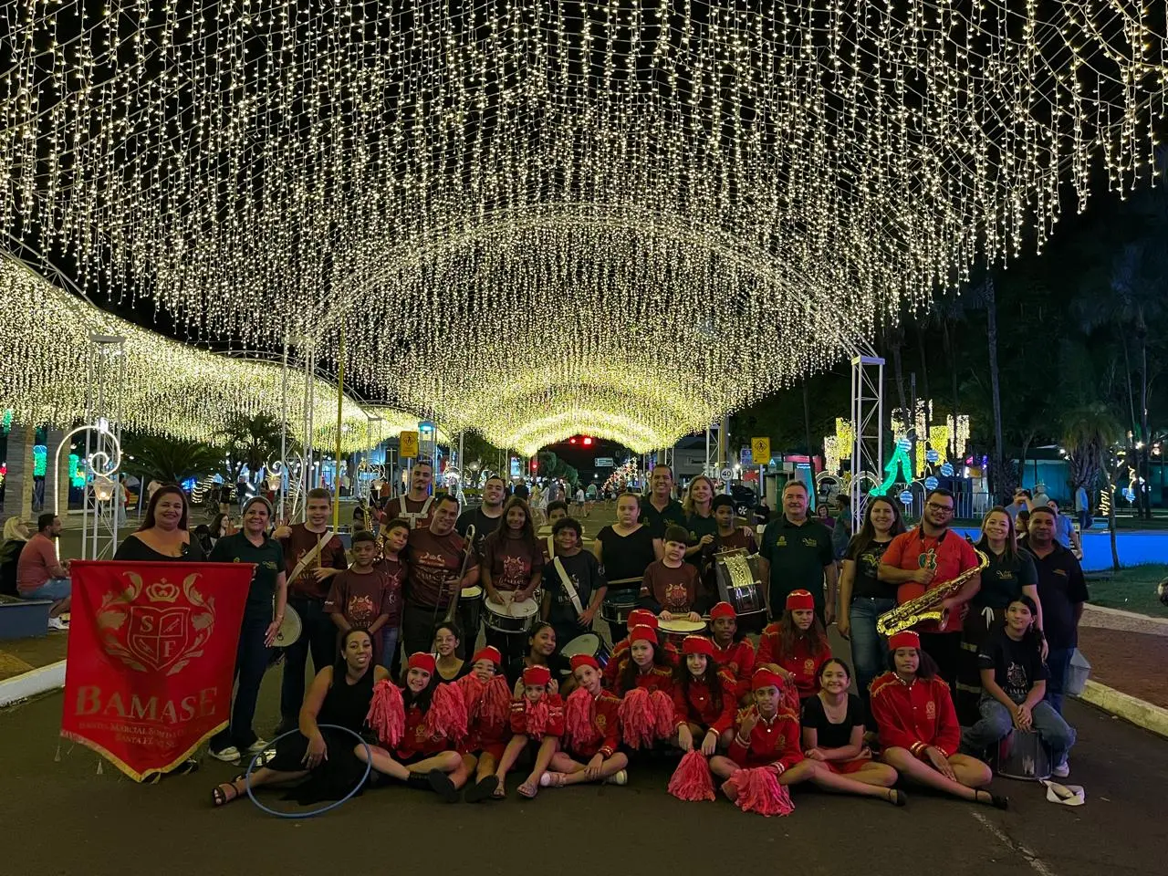 Bamase encanta público com apresentação especial pelas ruas do comércio de Santa Fé do Sul