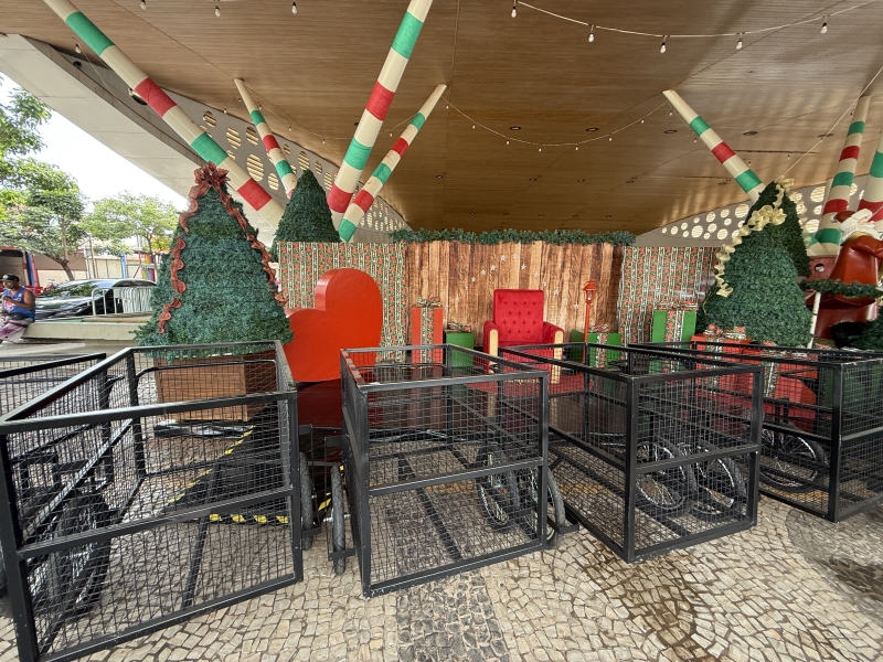 Fundo Social repassa carrinhos doados pela Facchini a catadores de recicláveis