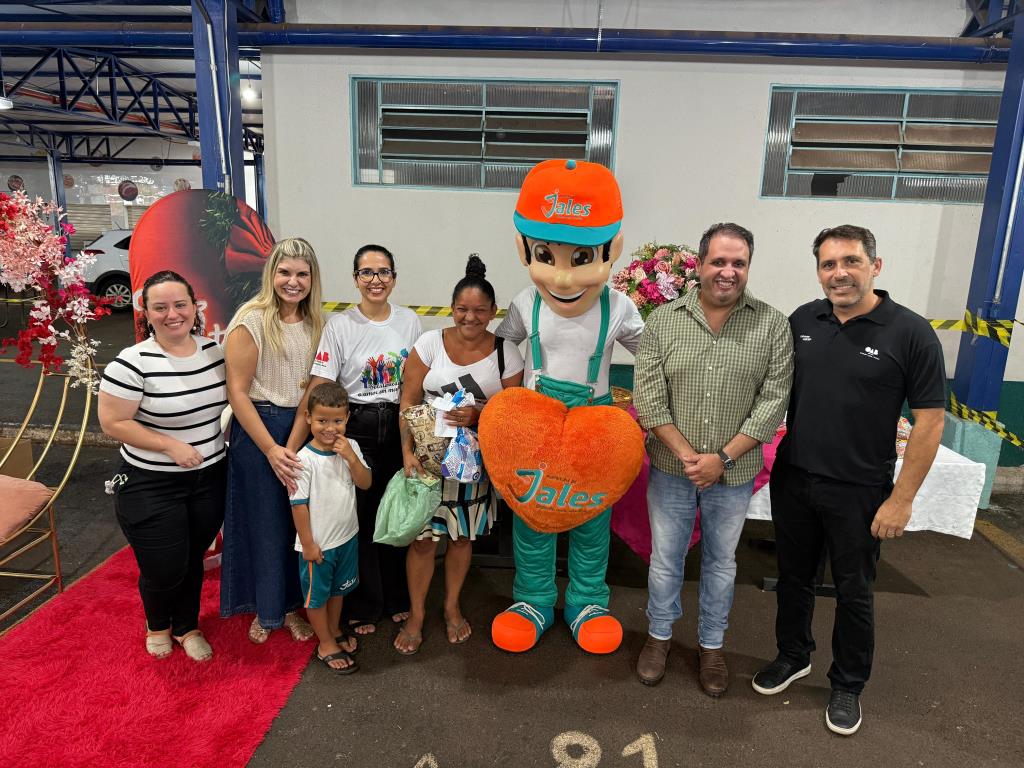 Fundo Social de Solidariedade entrega cestas de Natal, panetones refrigerantes e brinquedos para 1.200 famílias jalesenses