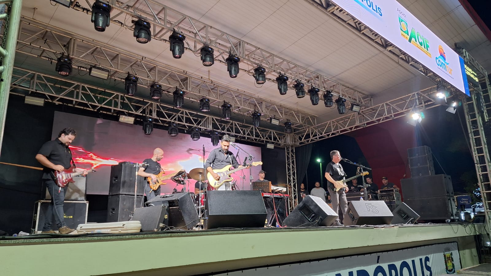 Rodrigo Santos & Banda e Banda Velho de War animam a 8ª noite do Fernatal 